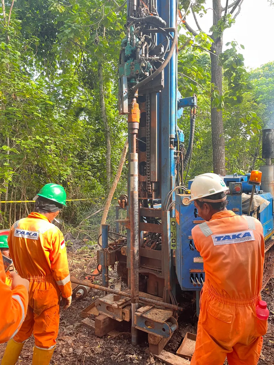 Onshore geotechnical drilling rig operation